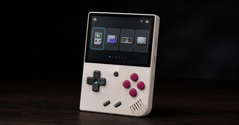 Miyoo Mini Plus blanca con pantalla encendida mostrando menú OnionOS con portadas de juegos